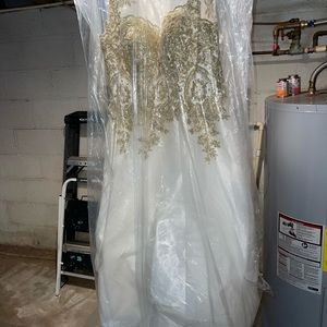 White princess prom dress. More pictures if needed😊